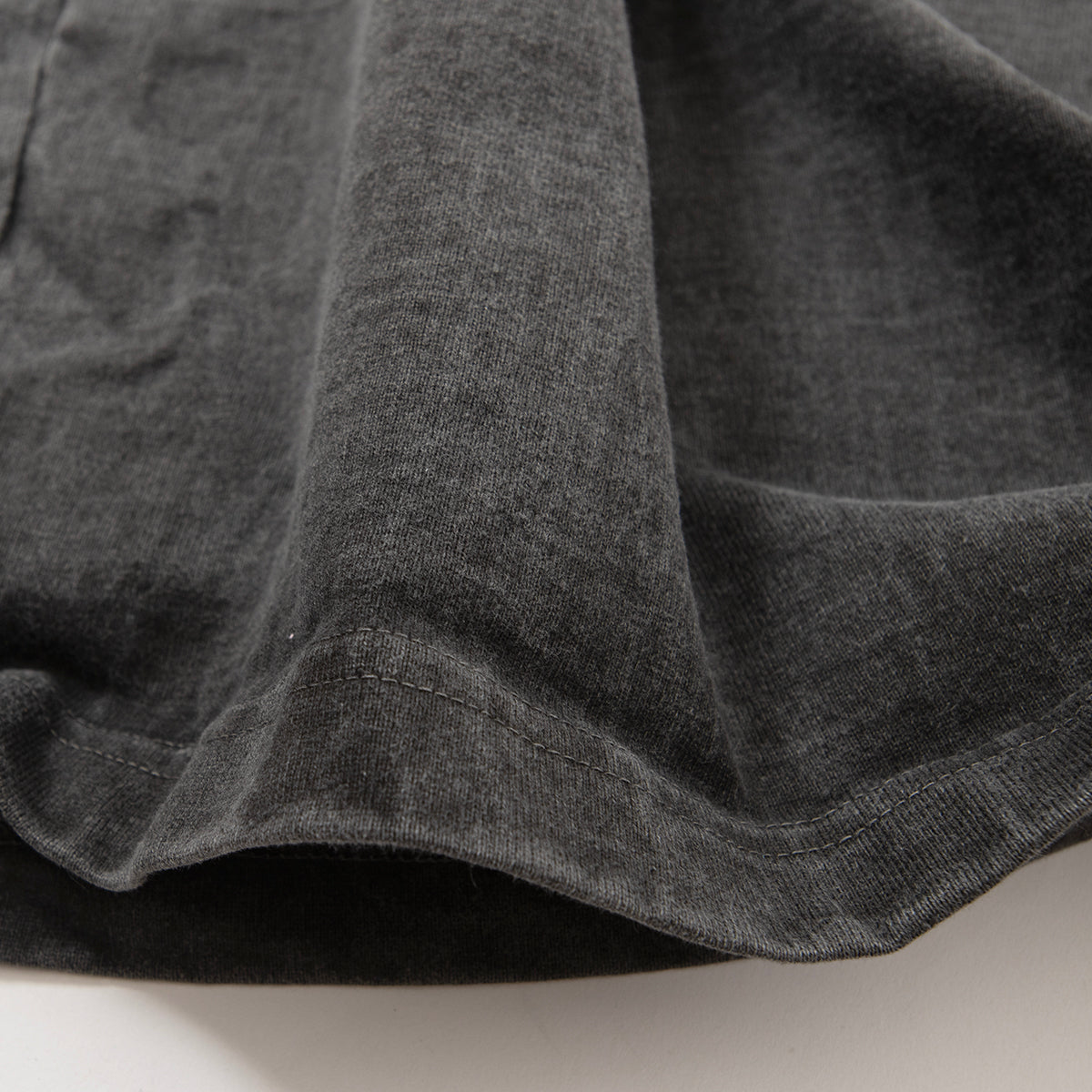 KANDA BIIKI /HEAVY ORGANIC TEE PIGMENT SHOULDER EMB LAUGH&SUNNYDAY